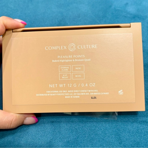 COMPLEX CULTURE
Baked Highlighter & Bronzer Quad - pleasure points - Picture 5 of 6